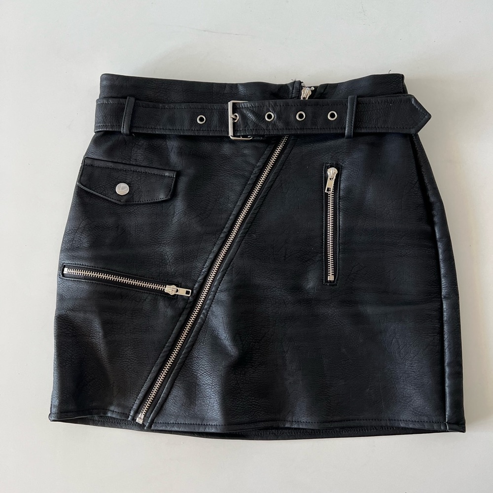Black Mini Leatherette Skirt with Zipper | FASHION NOVA
